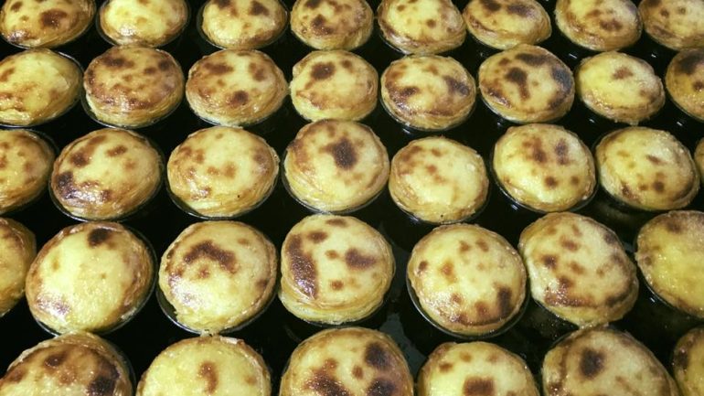 Todos os dias saem várias fornadas dos patéis de Santo António