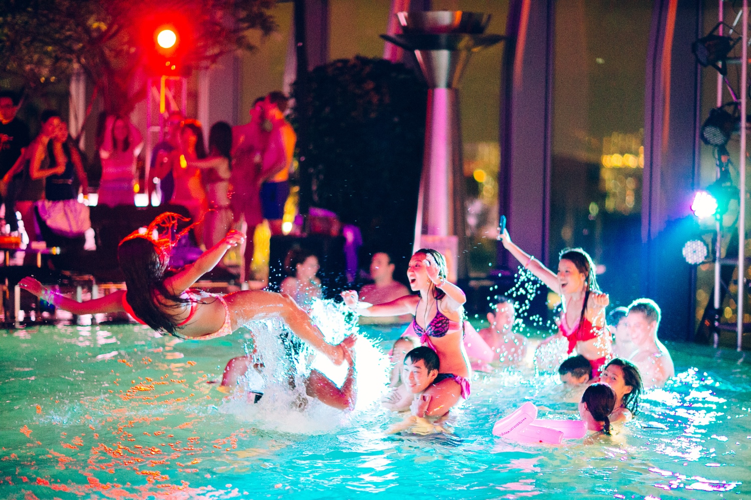 Vem aí uma pool party com música dos anos 80 (e nós temos 5 convites duplos para oferecer)