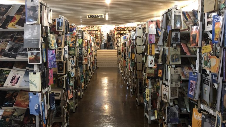 Sempre que um livro é vendido, a livraria contacta a editora para que seja reposto de imediato