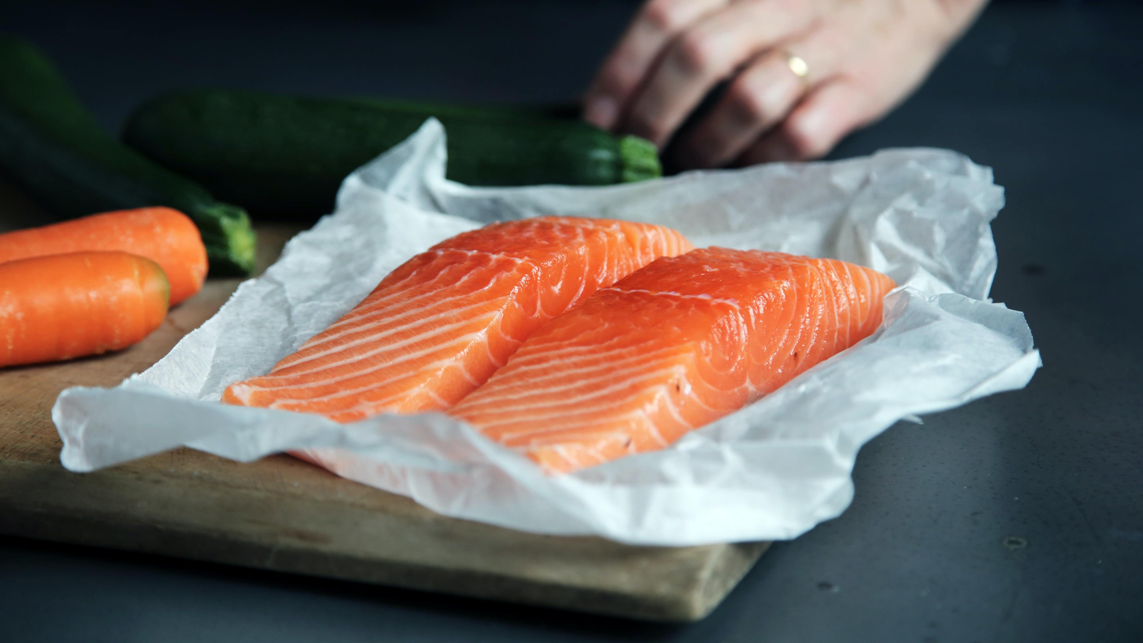 Autoridades chinesas acreditam que salmão importado da Europa é a causa do novo surto de COVID-19 em Pequim