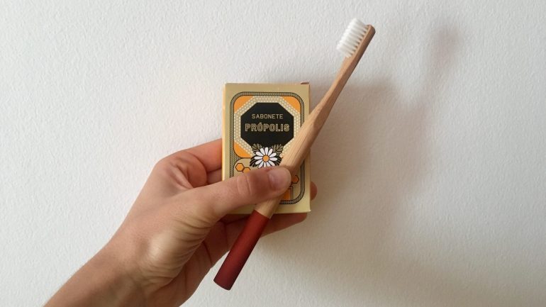 Troquei o gel de banho e a escova de plástico por uma de bambu e um sabonete