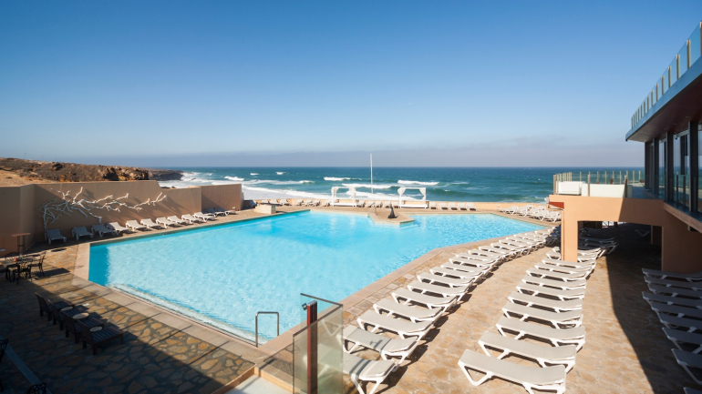 A piscina pode ser uma boa alternativa ao micro clima das praias do Guincho