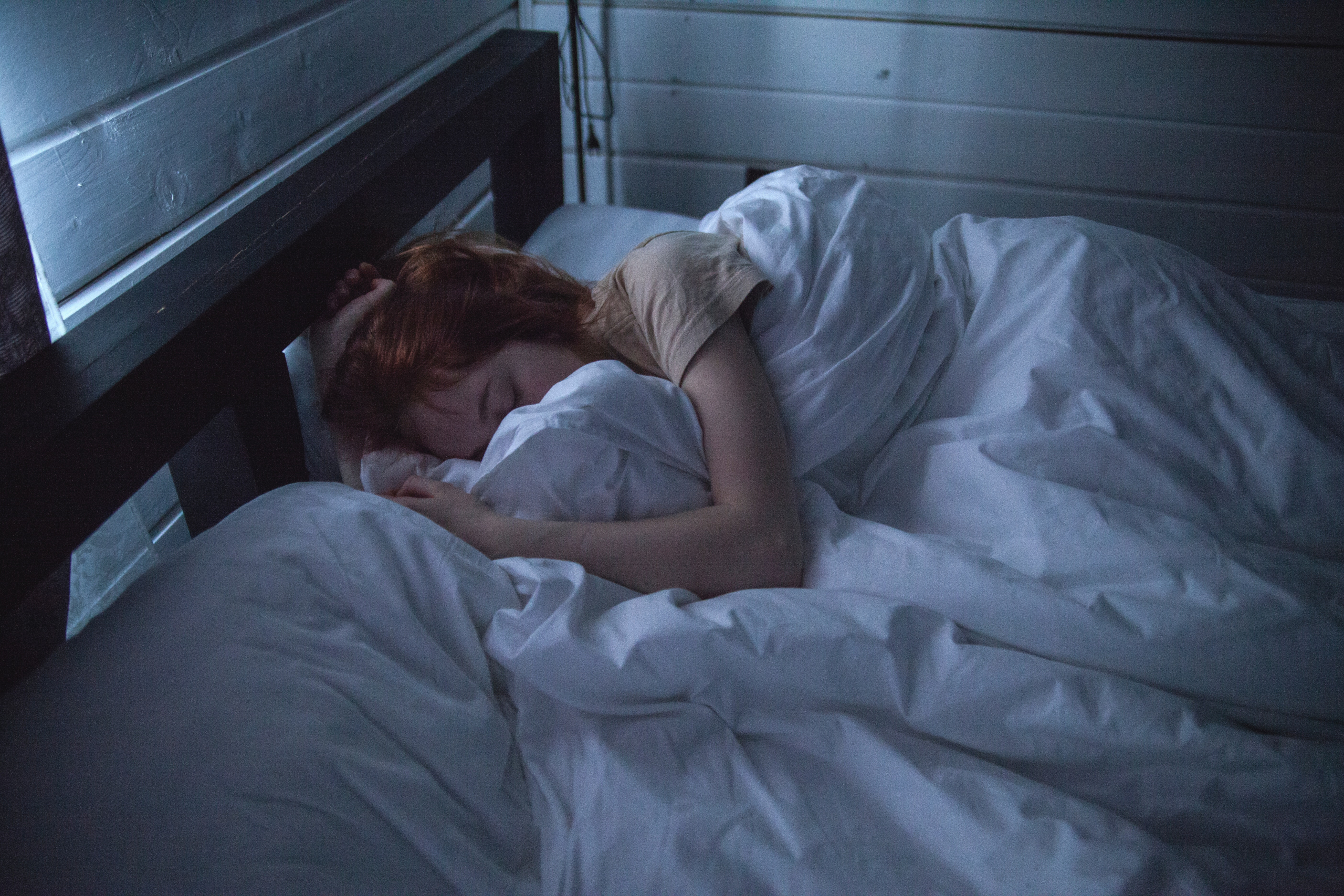 Muita gente acorda todas as noites à mesma hora, e tem dificuldade em adormecer. Há uma explicação