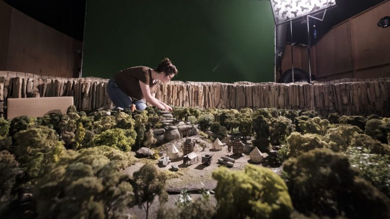 Para um filme de stop motion, são usados vários cenários em miniatura para as filmagens