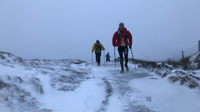 A prova acontece em montanha, com neve, chuva e muito frio à mistura. Os participantes têm uma semana para completá-la.