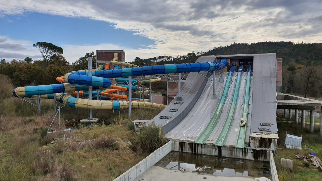 O Parque Aquático do Almargem deveria ter aberto em 2015