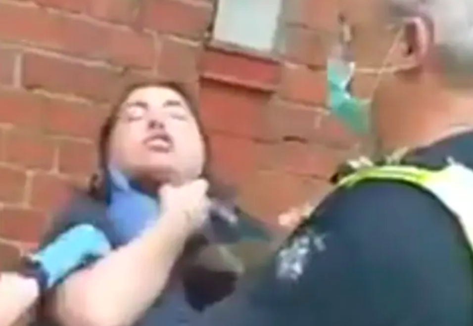 Mulher agarrada pelo pescoço e detida de forma violenta por não usar máscara
