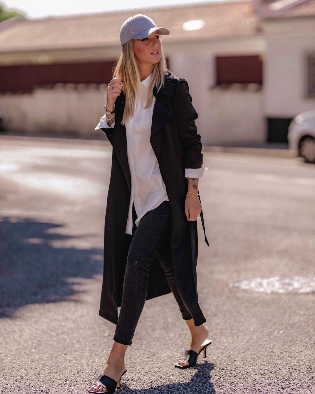 Descubra a gabardina de Madalena Abecasis que está a fazer sucesso — e só custa 30€