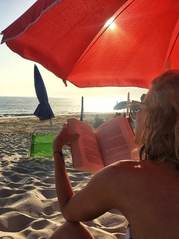A apresentadora não dispensa a companhia dos livros na praia 