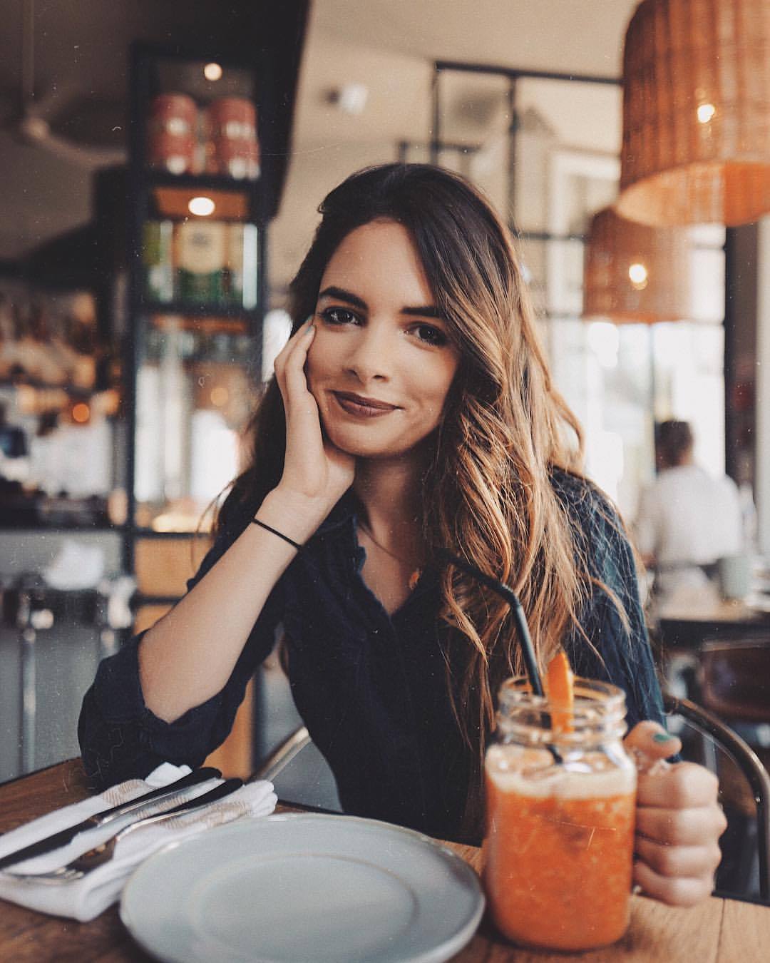 Bloggers e celebridades mostram que têm acne — e que não são nojentas por isso