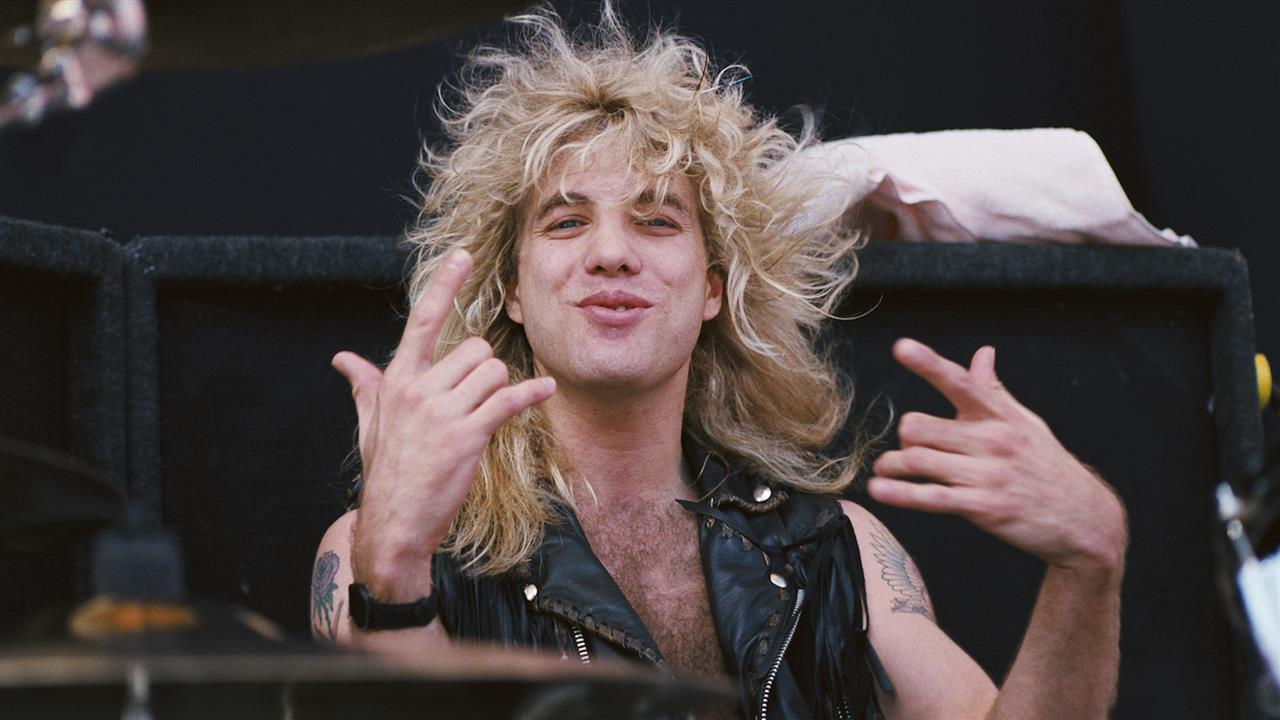 Ex-baterista dos Guns N’ Roses esfaqueia-se no estômago e é internado