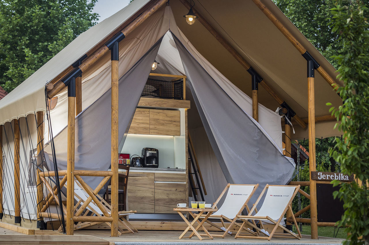 O novo glamping na Nazaré oferece luxo, natureza e praia num só lugar