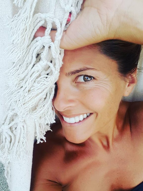 No verão a apresentadora não usa muita maquilhagem