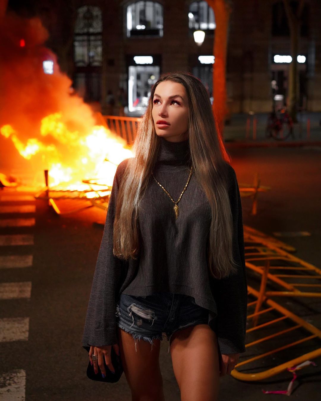 Manifestações na Catalunha. Há pessoas a aproveitar os fogos para posar de forma sexy ou divertida