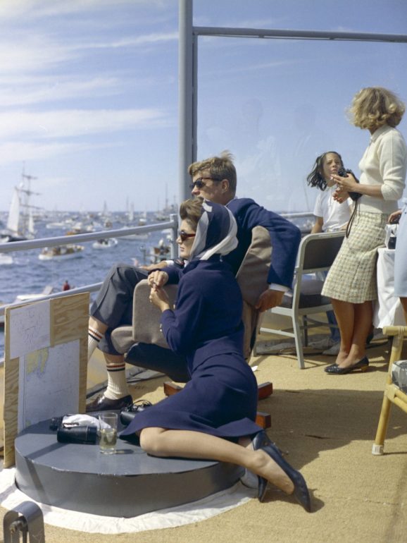O casal participa na America's Cup em 1962. John usa as suas famosas meias de ténis que Jackie tanto odeia