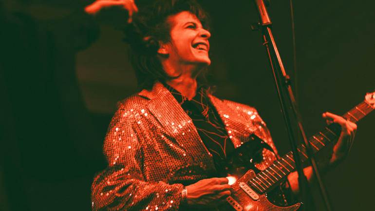 Francisca Marvão, 35 anos, é formada em cinema. No decorrer do documentário, criou a sua própria banda