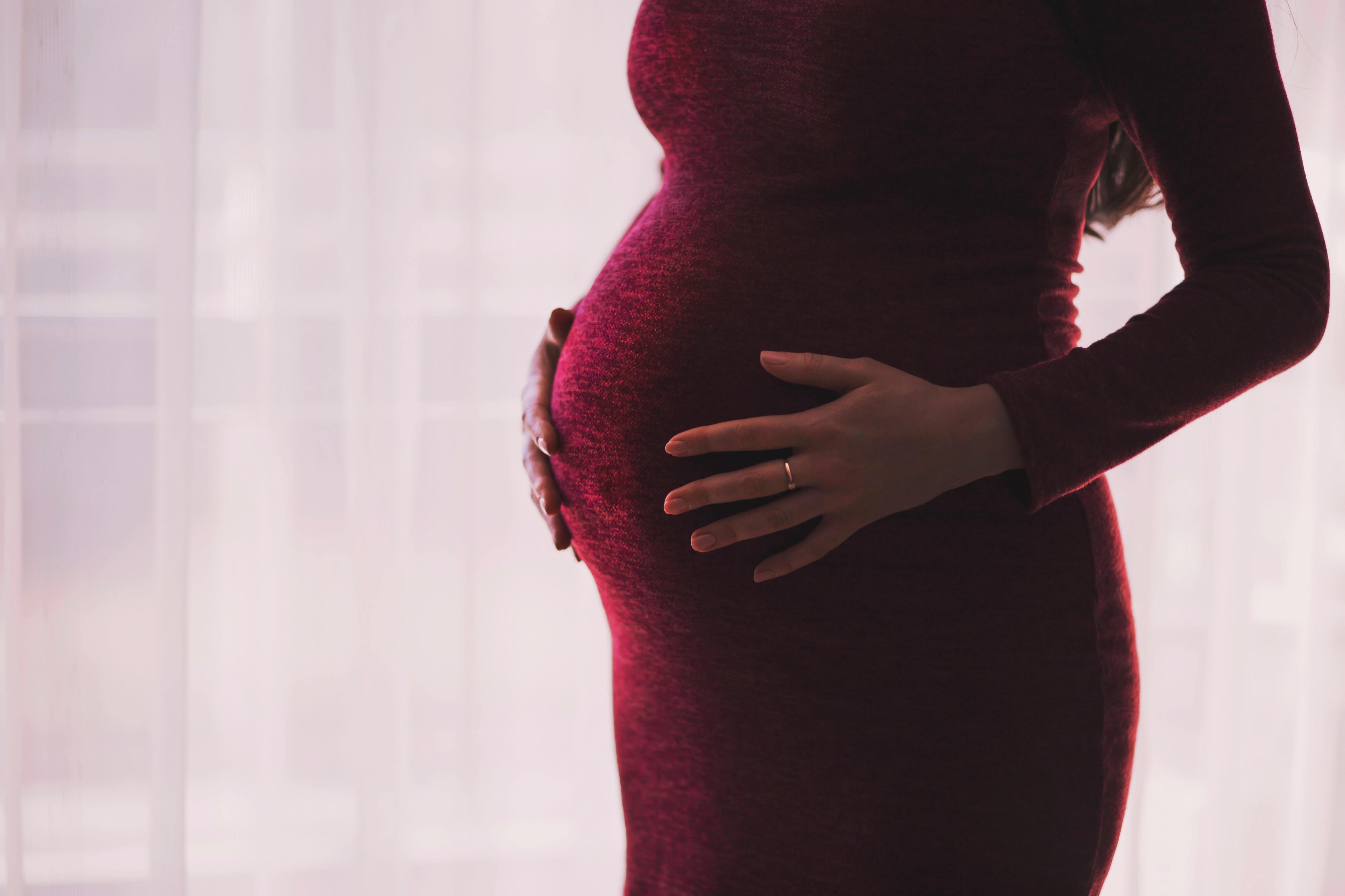 Funcionária pública finge gravidez para tirar licença de maternidade. “Barriga” levantou suspeitas