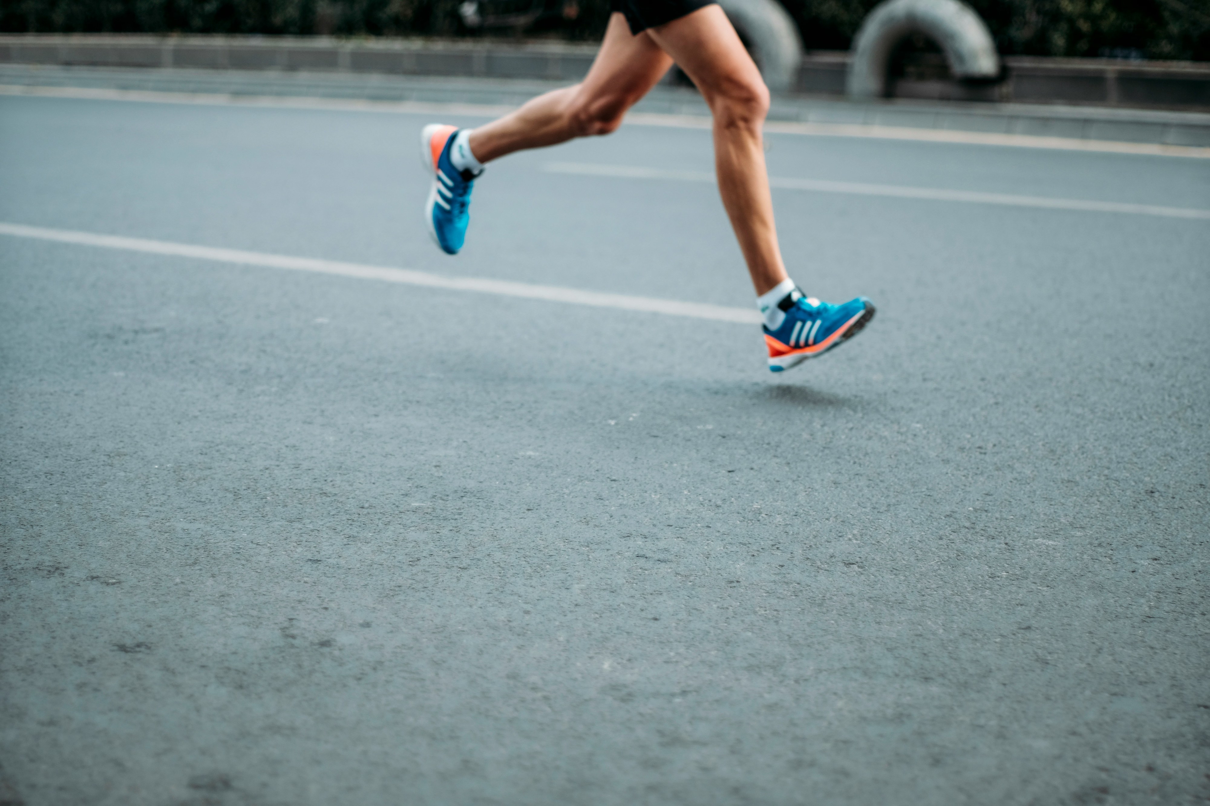 Estes são os exercícios de aquecimento que deve fazer para se preparar para uma corrida