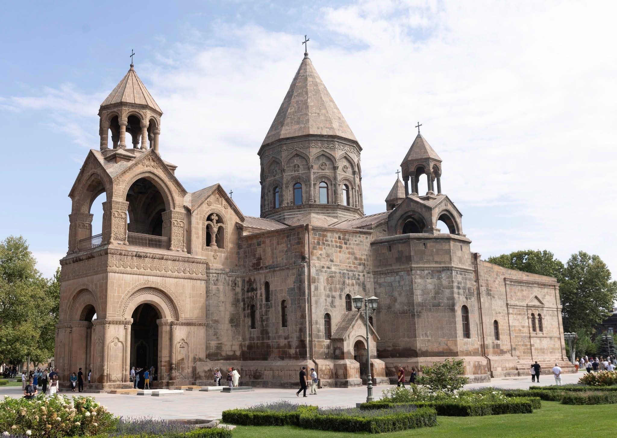 2. Catedral de Etchmiadzin – Vagharshapat, Arménia (Igreja Apostólica Arménia)