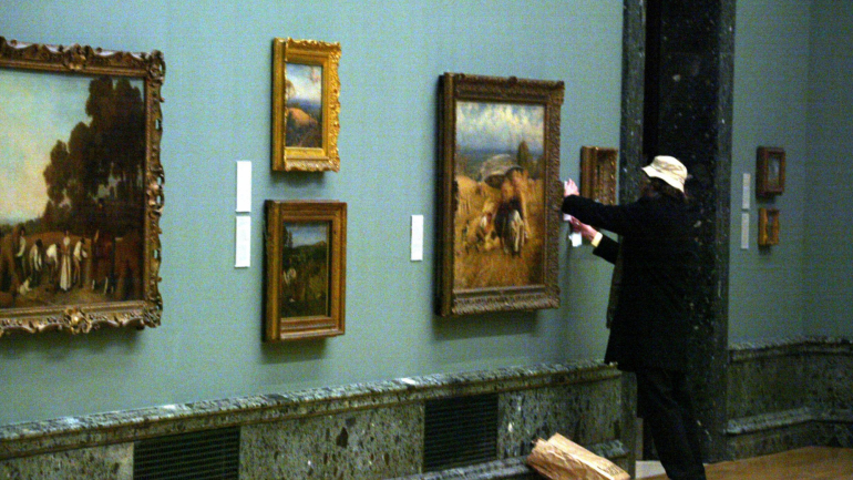 De Paris Hilton com cabeça de chihuahua, às partidas em vários museus. 29 factos, alguns desconcertantes, sobre Banksy