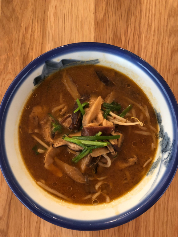 O ramen vegetariano é uma das várias opções sem proteína animal disponível no restaurante