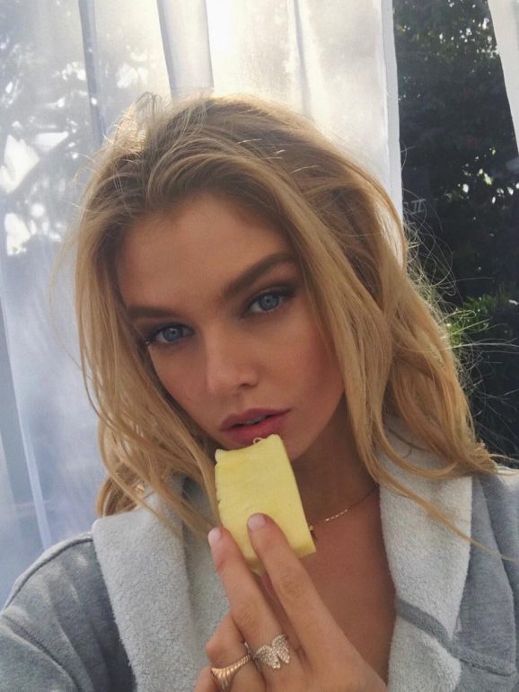 Stella Maxwell a comer um pedaço de ananás 