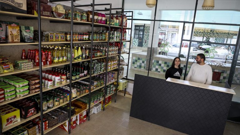 Há produtos nesta mercearia que dificilmente encontra noutro lado. Só especiarias há mais de trinta variedades