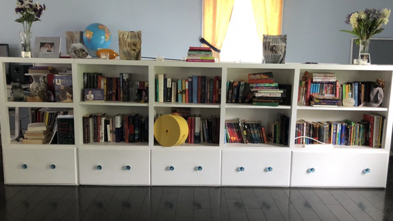 O primeiro marido odiava a sua coleção de canecas. O segundo construiu-lhe uma estante