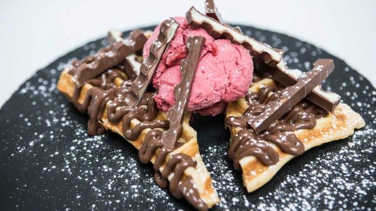 Waffle com chocolate e gelado