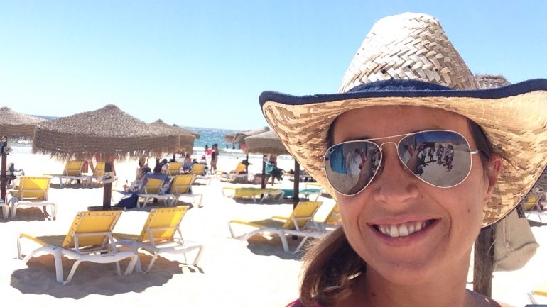 Marta Cardoso usa também um chapéu de palha para se proteger do sol