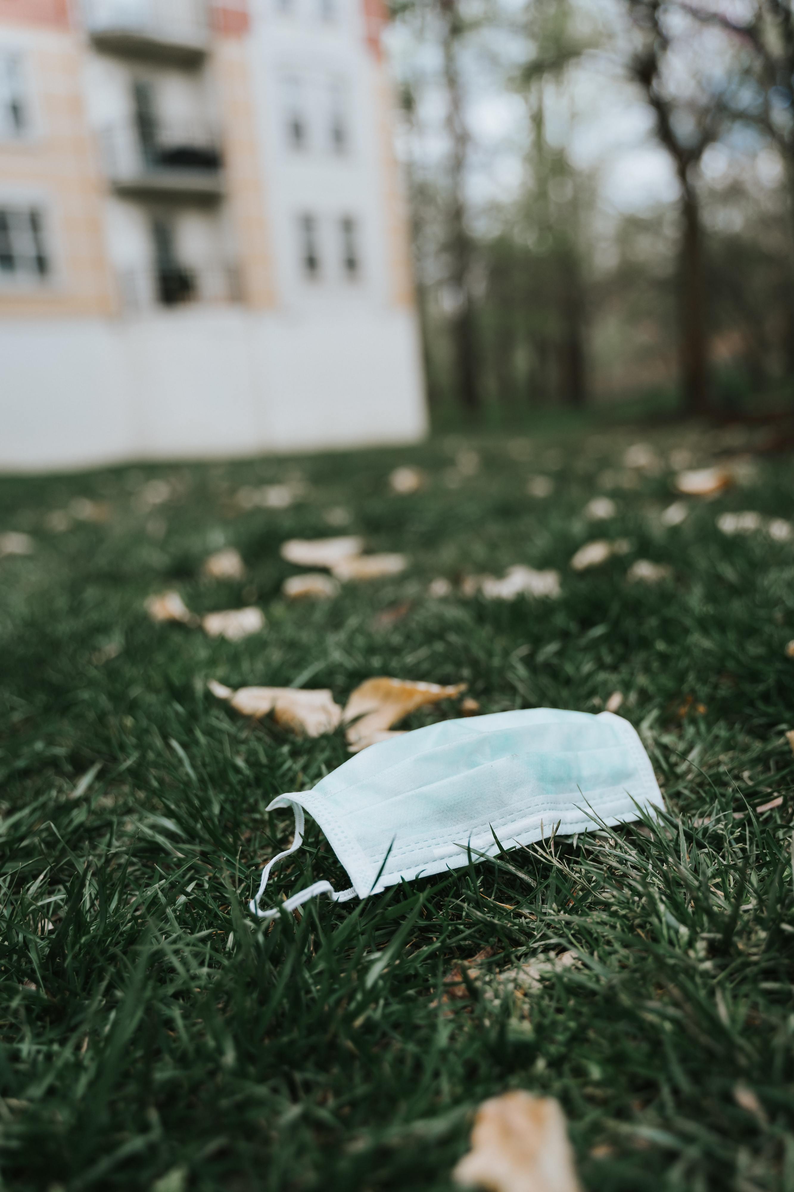 As máscaras não se reciclam, mas há quem insista em fazê-lo. Afinal, para onde vão?