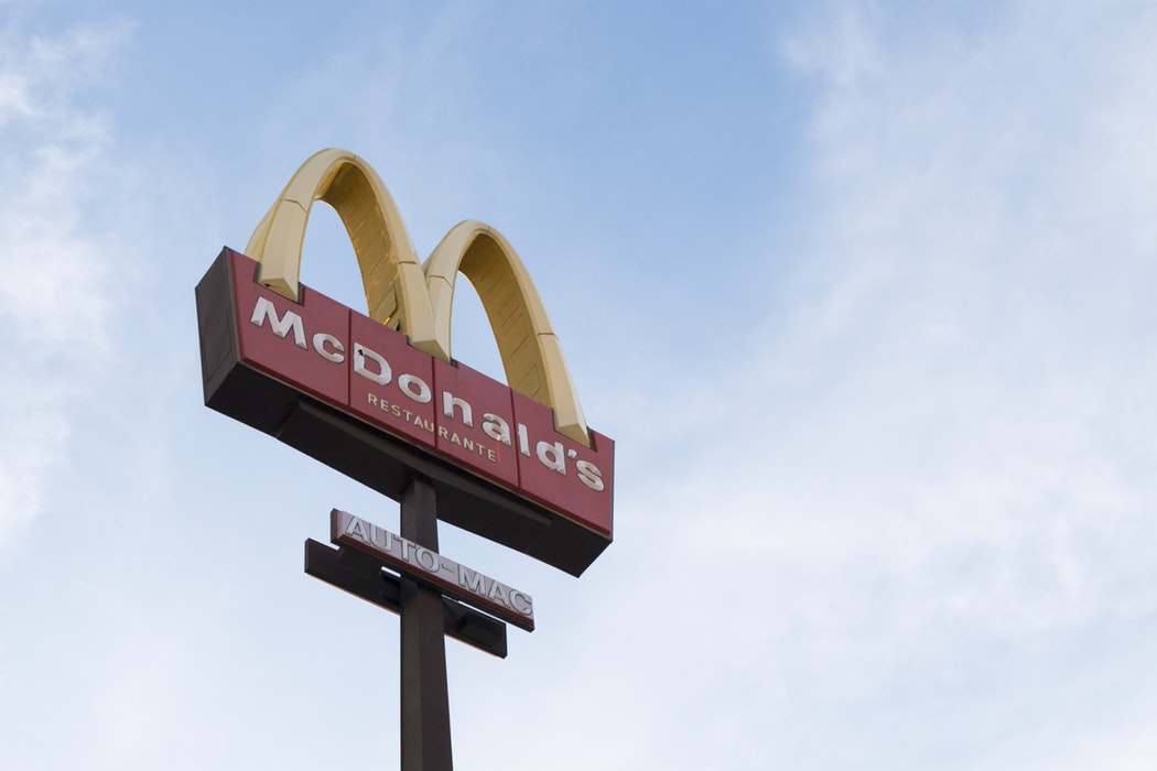 Bebé nasce na casa de banho do McDonald’s. Três empregadas ajudaram a fazer o parto