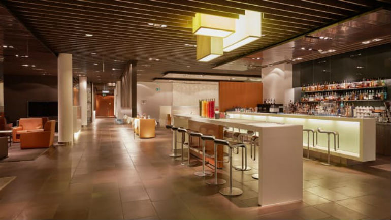 O espaço está localizado num prédio separado, adjacente ao aeroporto
