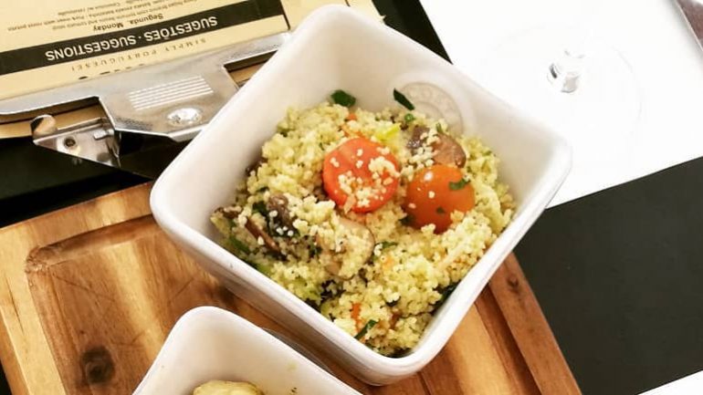 Cuscus, tomate, cenoura, cogumelos e alho francês