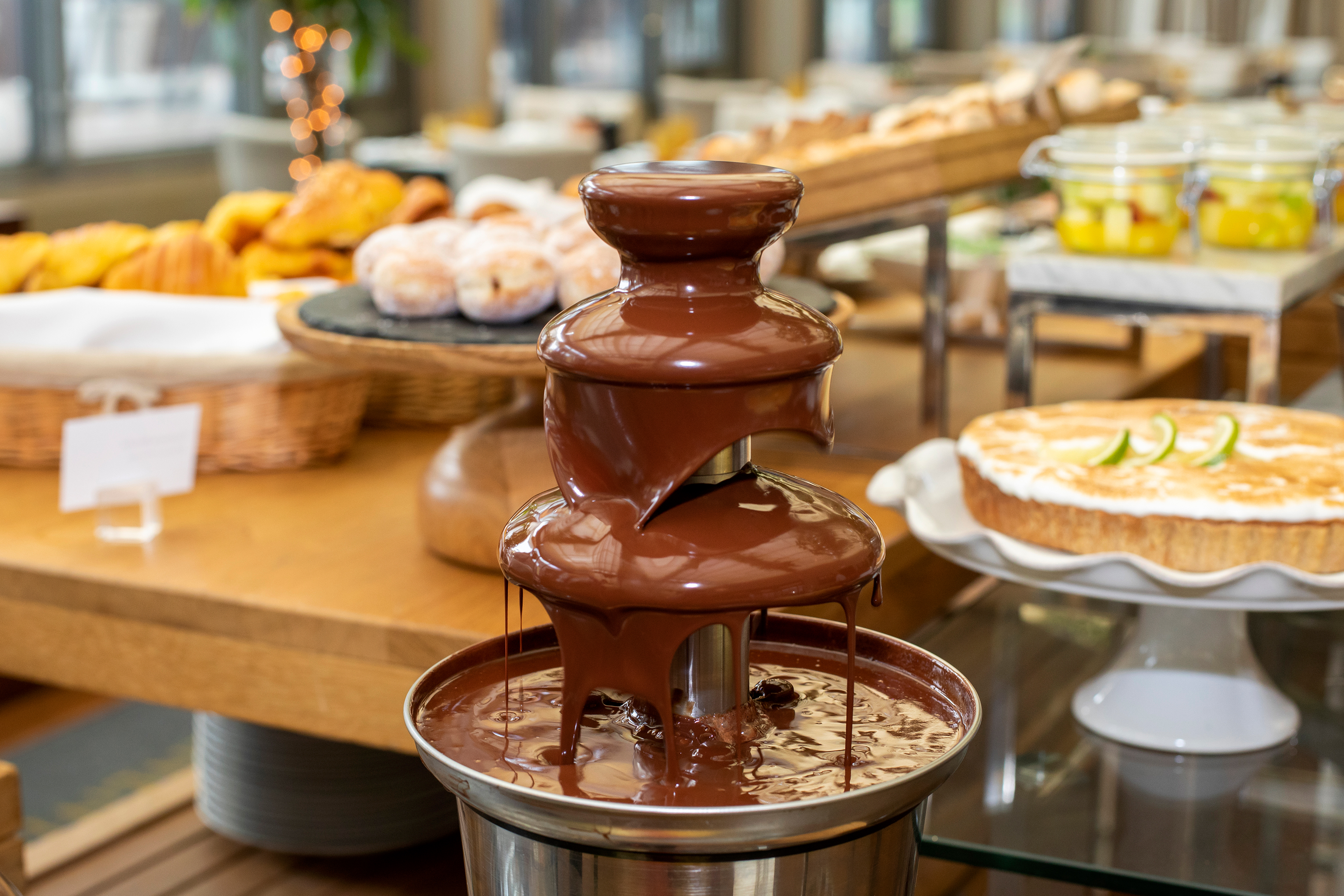 O brunch de Páscoa do Astória tem fonte de chocolate e ovos para pintar