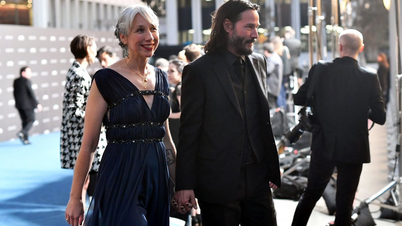 20 anos depois de perder a mulher, Keanu Reeves tem uma nova namorada