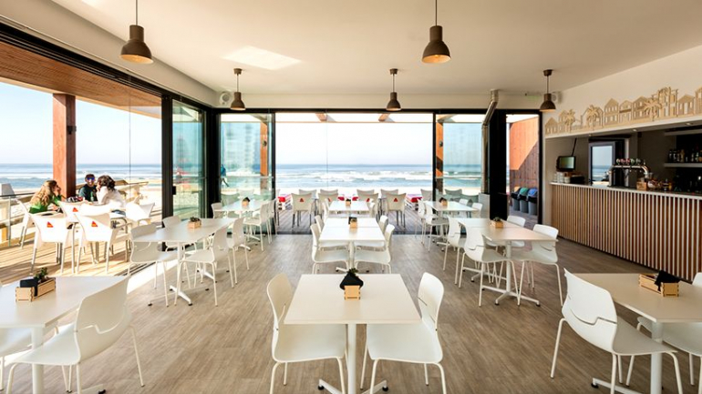O 'The Guardian' considerou o Bronze Seafood & Lounge Bar 'perfeito para almoços longos ou noites românticas', com uma vista para o pôr-de-sol