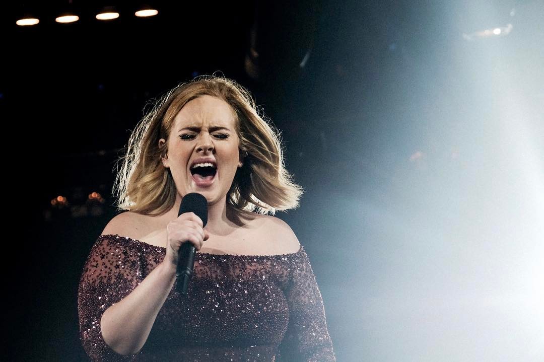 Pai de Adele morre aos 57 anos. Relação com a cantora era conturbada
