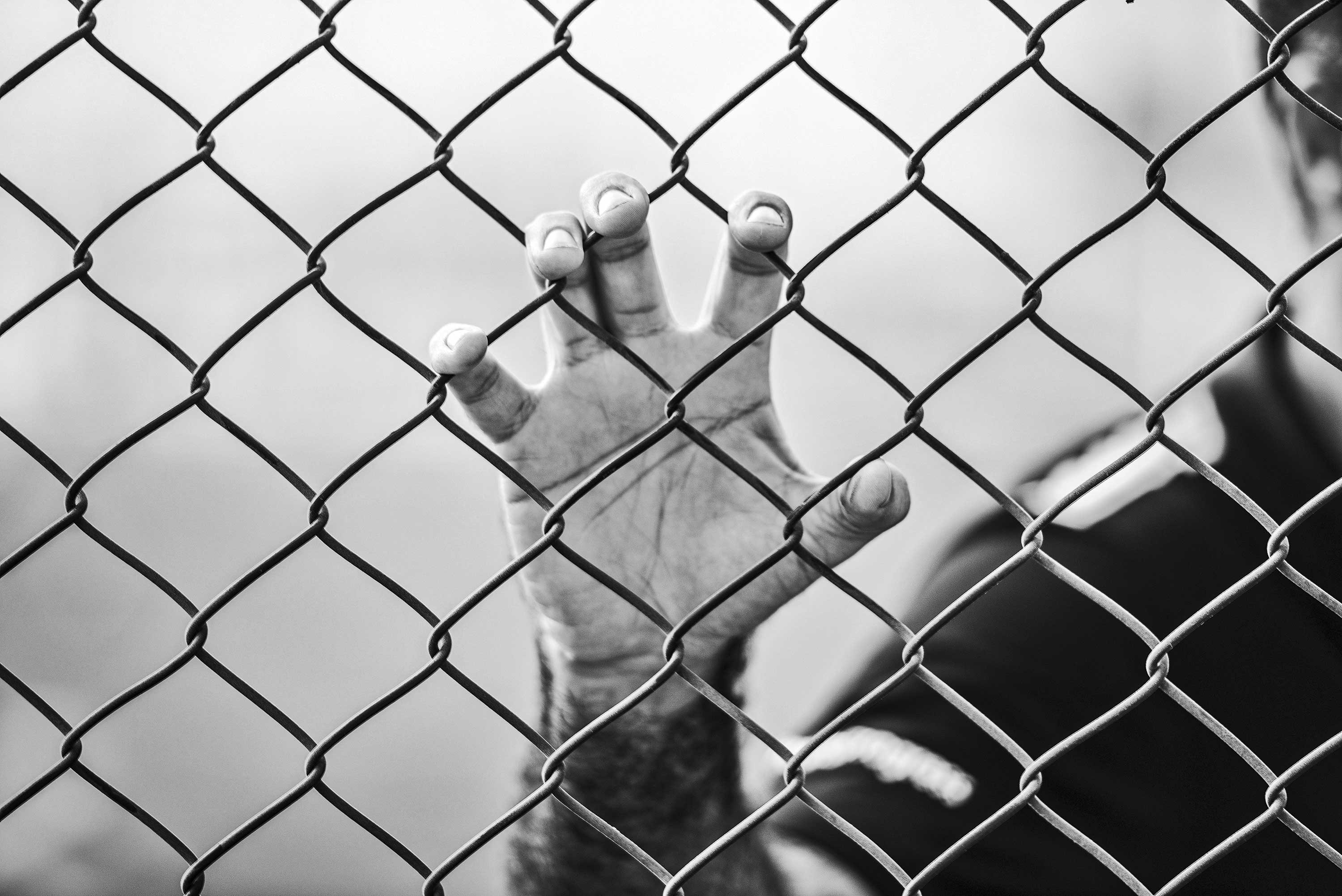 Adolescente tenta violar duas mulheres porque “não tem uma figura paterna”