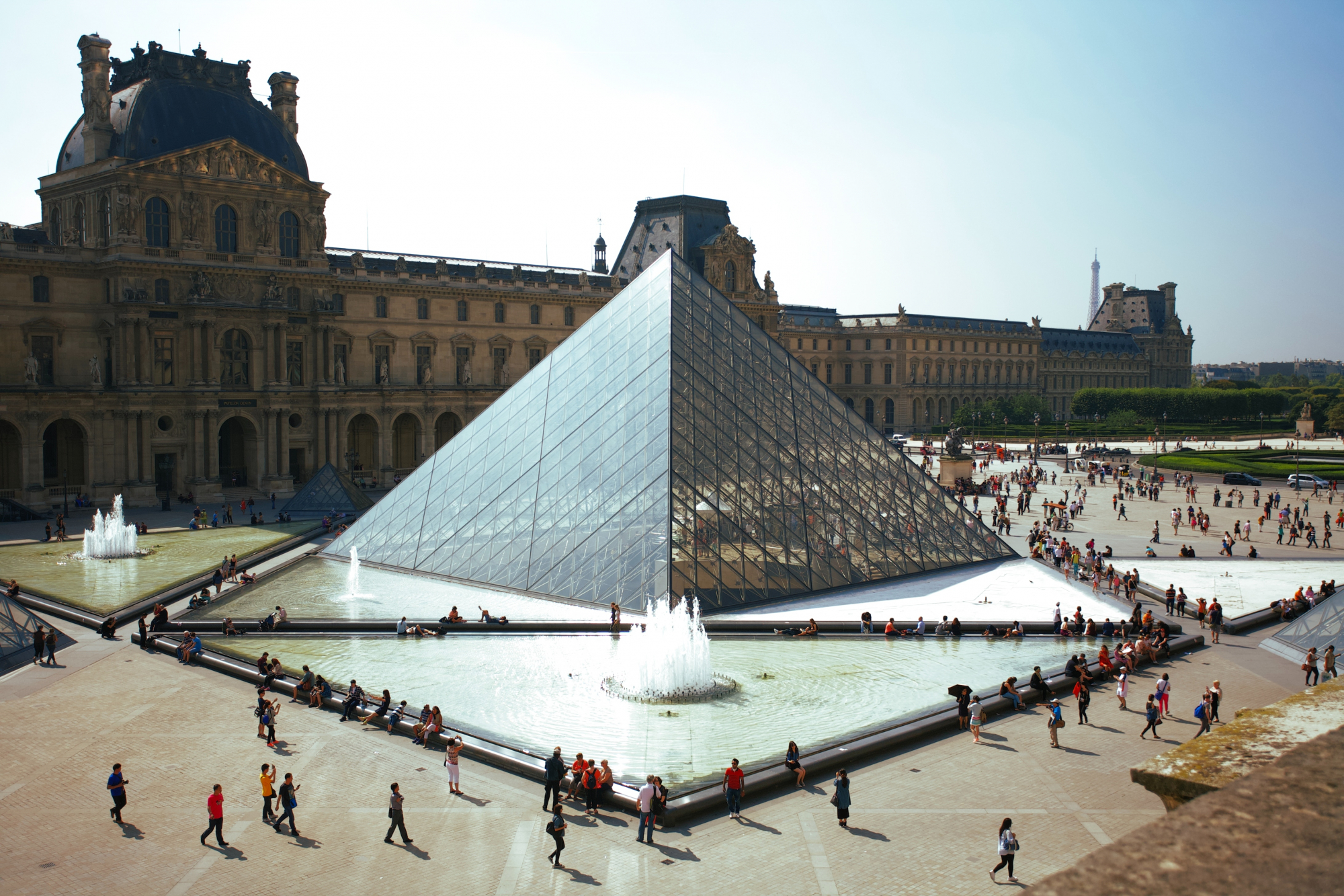 “O Louvre está a sufocar”. Funcionários queixam-se do excesso de turistas
