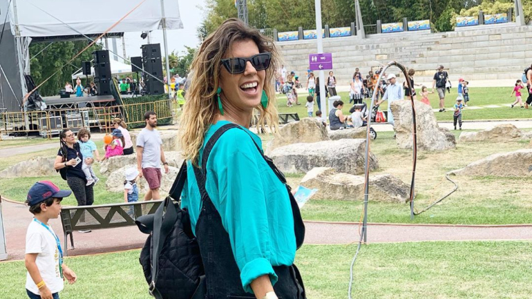 Rita Rugeroni não esquece os óculos de sol e o batom do cieiro 