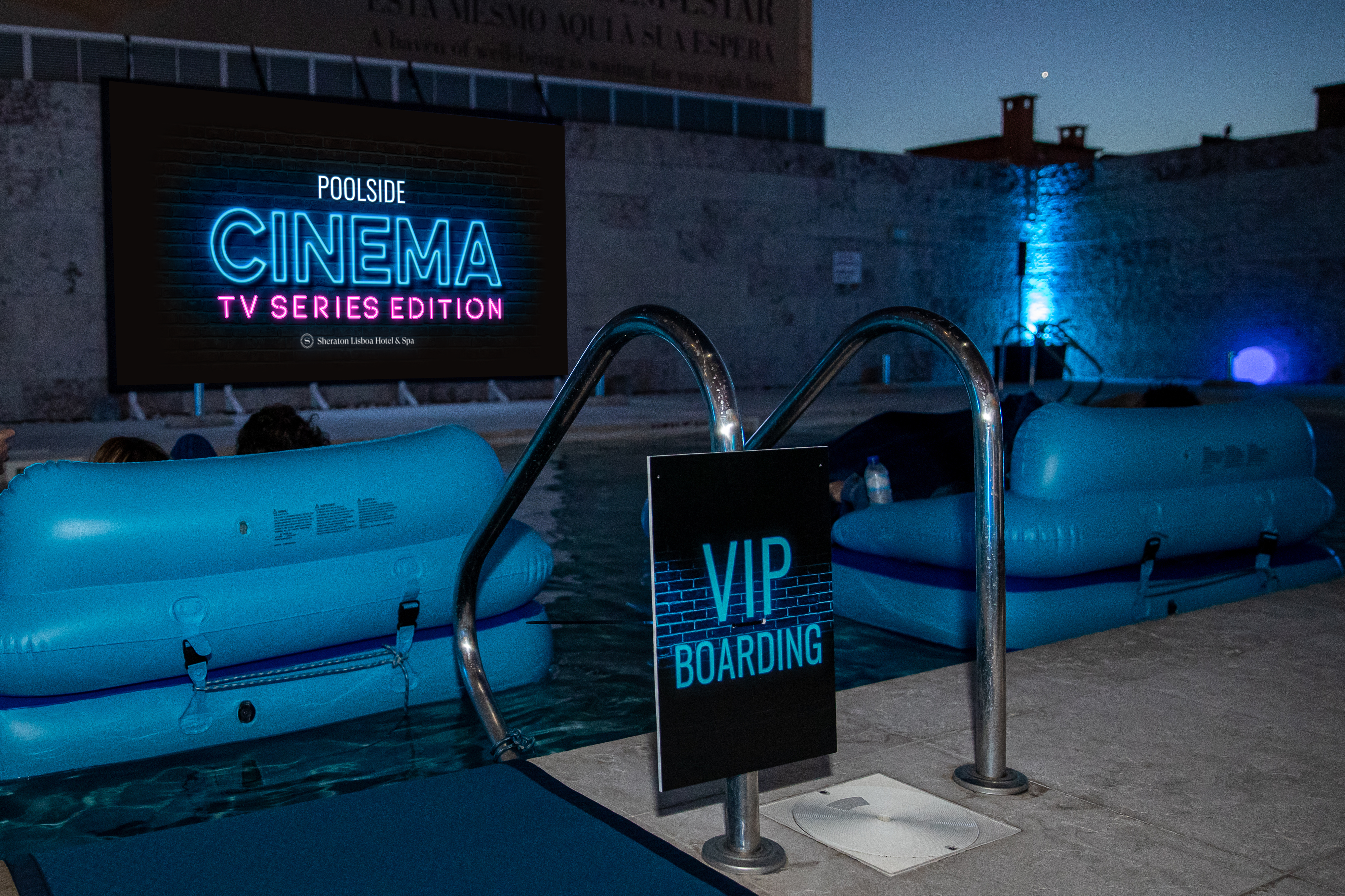 Vai poder rever os episódios de séries icónicas como “Friends” e “Breaking Bad” numa piscina de hotel (com pipocas)