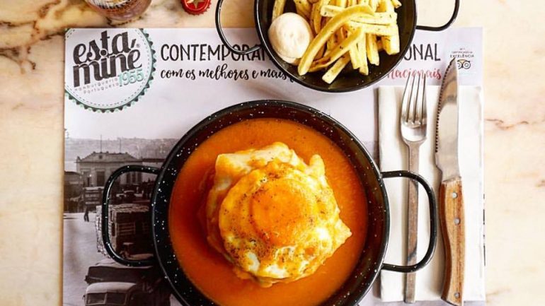 Hambúrguer com molho de francesinha