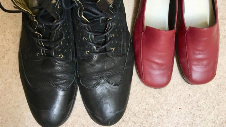 Os sapatos de Julie ao lado dos da sua mãe.