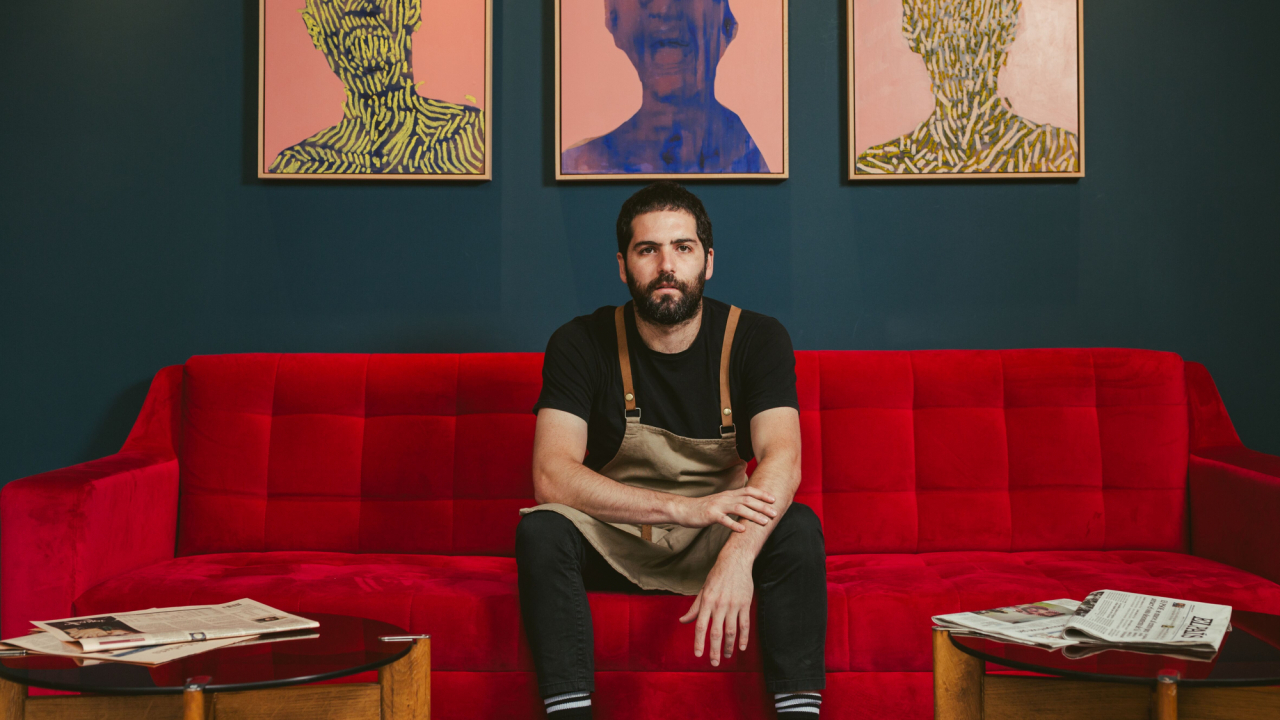 O chef argentino Nicolás Lopez comanda a cozinha do Esqina