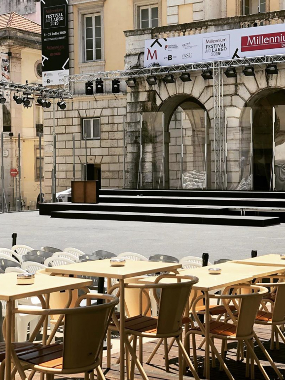 A esplanada do Café Lisboa é virada para o Teatro Nacional de São Carlos
