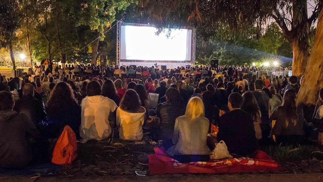 Do cinema ao ar livre a experimentar novas cartas. 10 coisas para fazer este fim de semana