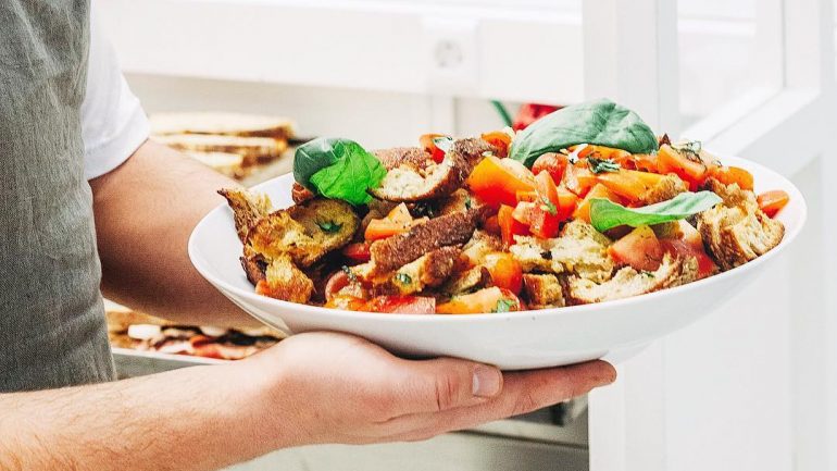 A salada Panzanela leva pão torrado com vários tipos de tomate e manjericão. E existe ainda uma sandes e outra salada veganas