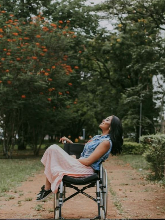 Jovem brasileira fica paraplégica depois de fazer um piercing no nariz