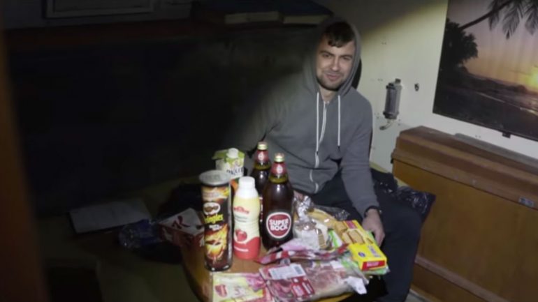 Em sacos de plástico, colocaram vários alimentos e bebidas 